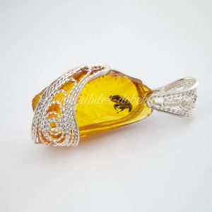 Wisiorek z bursztynem