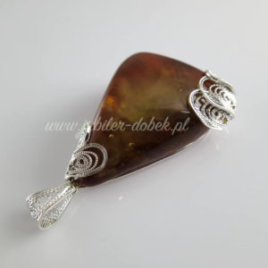 Wisiorek z bursztynem