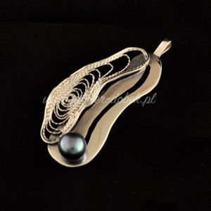 Wisiorek z czarną perłą