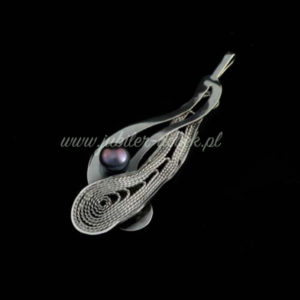 Wisiorek z czarną perłą